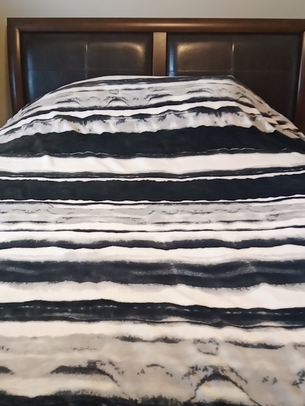 Calvin Klein Black/White/Gray Soft Plush Blanket King Size W 108" L 180"